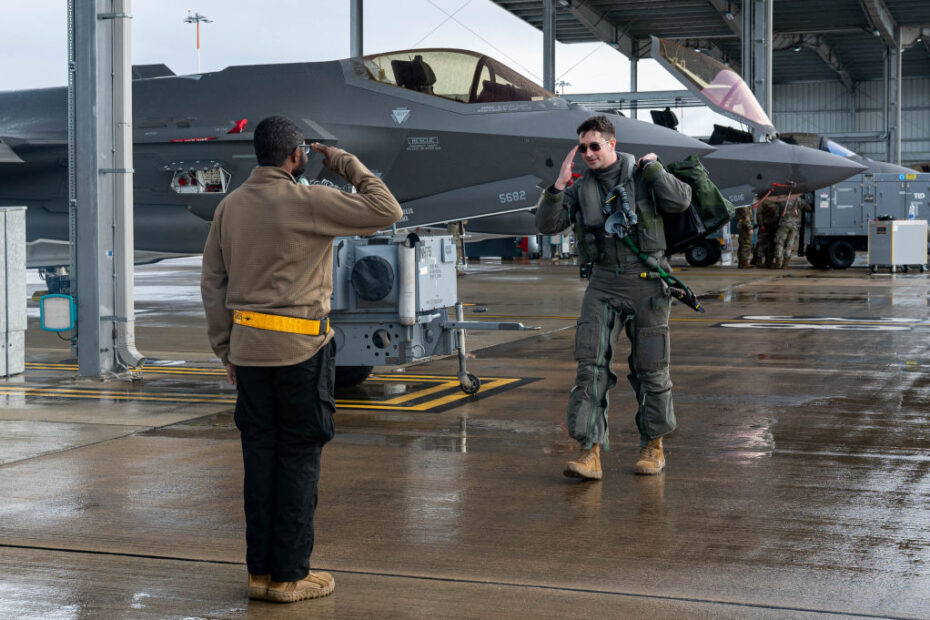 El capitán de la Fuerza Aérea de los Estados Unidos Patrick Pearce, piloto del 493º Escuadrón de Cazas, saluda al aviador de primera clase Micheal Ademoye, jefe de tripulación del 493º Escuadrón de Cazas, durante el ejercicio Atlantic Trident 2023 en RAF Lakenheath, Reino Unido, 1 de noviembre de 2023. Atlantic Trident 2023 ofrece a las naciones aliadas y asociadas la oportunidad de practicar el intercambio de información y los protocolos de comunicación en escenarios simulados. (Fotografía de la Fuerza Aérea de EE.UU. por la aviadora de primera clase Seleena Muhammad-Ali)