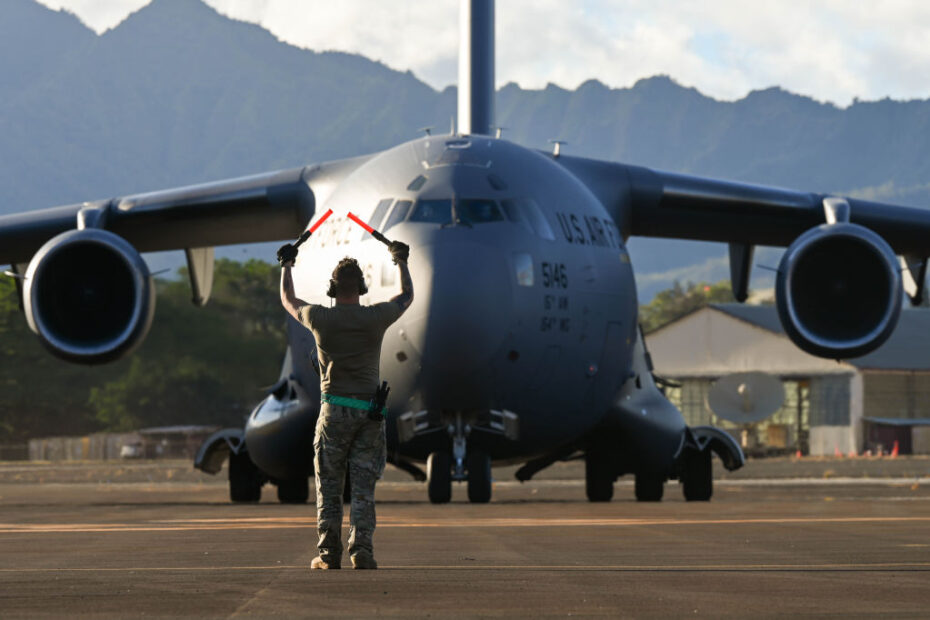 El sargento Robert Patterson, mantenedor de aeronaves del 621º Escuadrón de Respuesta a Contingencias, realiza maniobras en un C-17 Globemaster III durante el ejercicio de Capacidad de Preparación Multinacional Conjunta del Pacífico en el Aeródromo del Ejército Wheeler, Hawái, 3 de noviembre de 2023. Foto de ANG por: Aviador Makensie Cooper