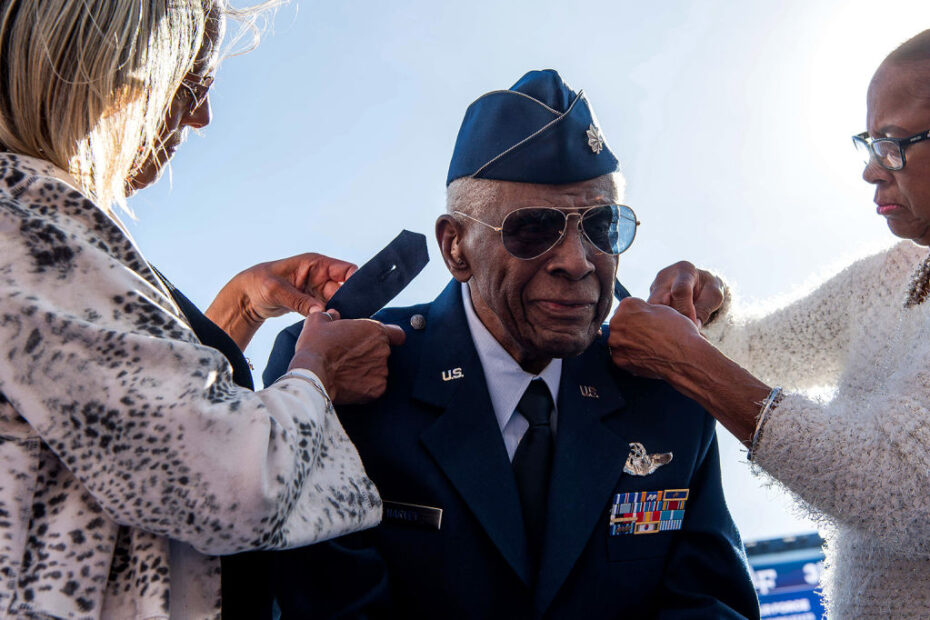 El teniente coronel James H. Harvey III, aviador de Tuskegee y uno de los primeros pilotos de caza afroamericanos del país, es ascendido honoríficamente a coronel en el Empower Field de Denver el 4 de noviembre de 2023. (Foto de la Fuerza Aérea de EE.UU. por Trevor Cokley)