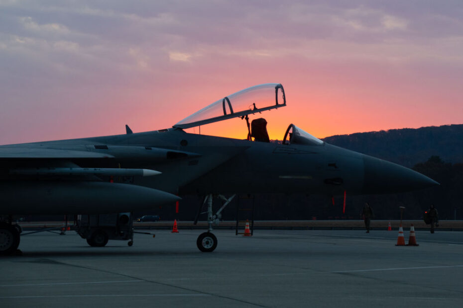 Los aviadores del Ala de Caza 104 pasan el fin de semana de instrucción programado regularmente realizando un ejercicio de preparación en toda la base del 2 al 5 de noviembre de 2023, en la Base de la Guardia Nacional Aérea de Barnes, Massachusetts. Los aviadores mostraron sus habilidades para mantener las operaciones mientras se enfrentaban a un adversario cercano simulado. Foto de la ANG por la Tech. Sara Kolinski