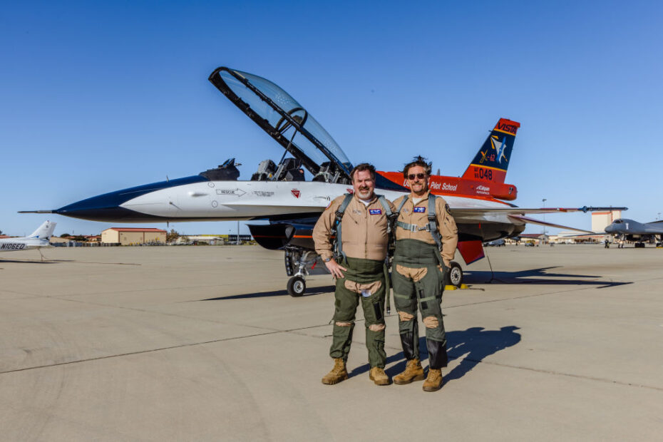 El Dr. Christopher Cotting, director saliente de investigación de la Escuela de Pilotos de Pruebas de la Fuerza Aérea de EE. UU., y Bill Gray, piloto jefe de pruebas de TPS, celebran después del vuelo final de Cotting con el avión de prueba de simulación en vuelo variable X-62A en la Base de la Fuerza Aérea en Edwards, California, 8 de noviembre. (Foto de la Fuerza Aérea de Lindsey Iniguez)