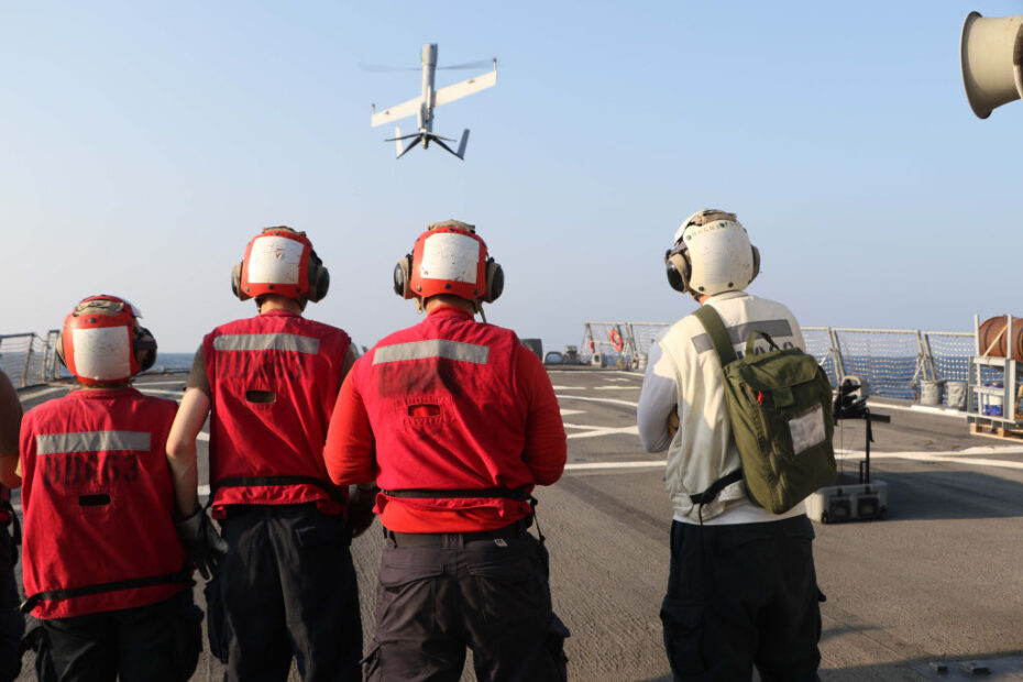 Un vehículo aéreo no tripulado FlexRotor sobrevuela la cubierta de vuelo del destructor de misiles guiados de clase Arleigh Burke USS Stethem (DDG 63) durante las operaciones del UAV en el Golfo de Omán, 9 de noviembre. El USS Stethem está desplegado en la zona de operaciones de la 5ª Flota de EE.UU. para ayudar a garantizar la seguridad marítima y la estabilidad en la región de Oriente Medio. ©U.S. Central Command