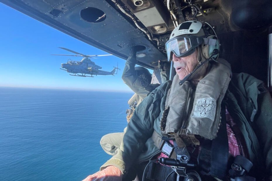 Gral. Billy Hall, veterano retirado del Cuerpo de Marines y del Ejército de los EE. UU., contempla la costa de California durante un vuelo de honor en un UH-1Y Venom con el escuadrón de helicópteros de ataque ligero marino (HMLA) 267, Marine Aircraft Group 39, 3rd Marine Aircraft Wing, California, noviembre 11 de septiembre de 2023. Hall celebró el 82.º aniversario de su graduación del Entrenamiento de Reclutas del Cuerpo de Marines volando con los Marines del HMLA-267. (Foto del Cuerpo de Marines de EE.UU. por el sargento Sean Potter)