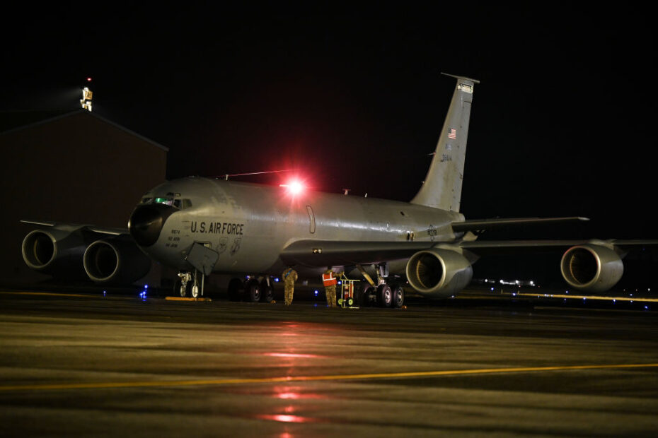 Aviadores asignados al 92º Ala de Reabastecimiento Aéreo preparan un KC-135 Stratotanker para el rodaje durante el ejercicio Titan Fury 24-1 en la Base Aérea Fairchild, Washington, 13 de noviembre de 2023. Titan Fury es un ejercicio recurrente de fuerza total que garantiza que los aviadores de Fairchild estén entrenados y preparados para proporcionar Movilidad Global Rápida en cualquier momento en apoyo de la disuasión estratégica y la Estrategia de Defensa Nacional. Durante el ejercicio, los aviadores demostraron cómo diversas actividades de apoyo contribuyen a generar y movilizar los KC-135, incluyendo seguridad, mantenimiento, servicios, operaciones de combustible y otros. Durante décadas, el KC-135 ha sido la columna vertebral del reabastecimiento aéreo en todo el mundo debido a su capacidad para ampliar el alcance global y proyectar el poder aéreo estadounidense. Este ejercicio es un ejemplo de cómo la 92ª Ala de Reabastecimiento Aéreo y la 141ª Ala de Reabastecimiento Aéreo de la Base Aérea de Fairchild están comprometidas, posicionadas y preparadas con una fuerza creíble para asegurar, disuadir y defender en un entorno de seguridad cada vez más complejo. (Foto de las Fuerzas Aéreas de EE.UU. por el soldado de primera clase Matthew Arachikavitz)