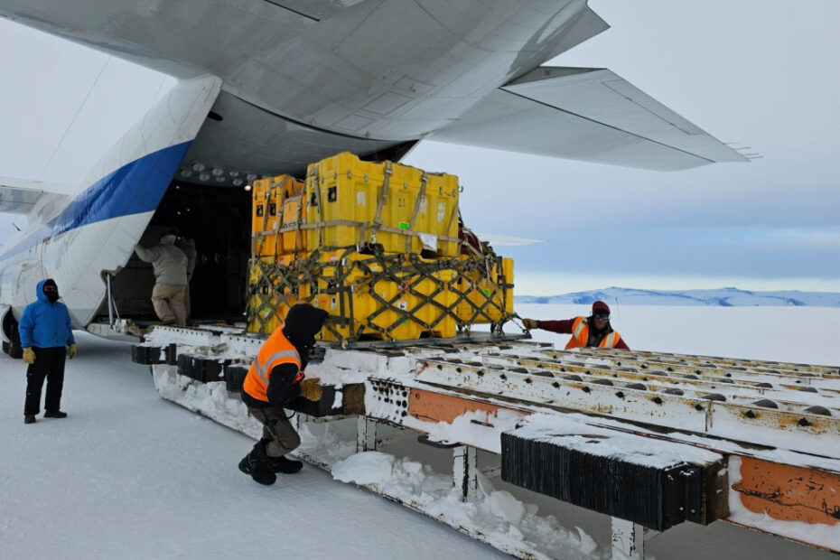 El avión C-130 de la NASA Wallops Flight Facility entregó la carga útil del Observatorio Espectroscópico de Terahercios Galáctico/Extragaláctico ULDB (GUSTO) de la agencia a la Estación McMurdo, en la Antártida, el 28 de octubre de 2023. La misión GUSTO se lanzará en un globo científico en diciembre de 2023. ©NASA