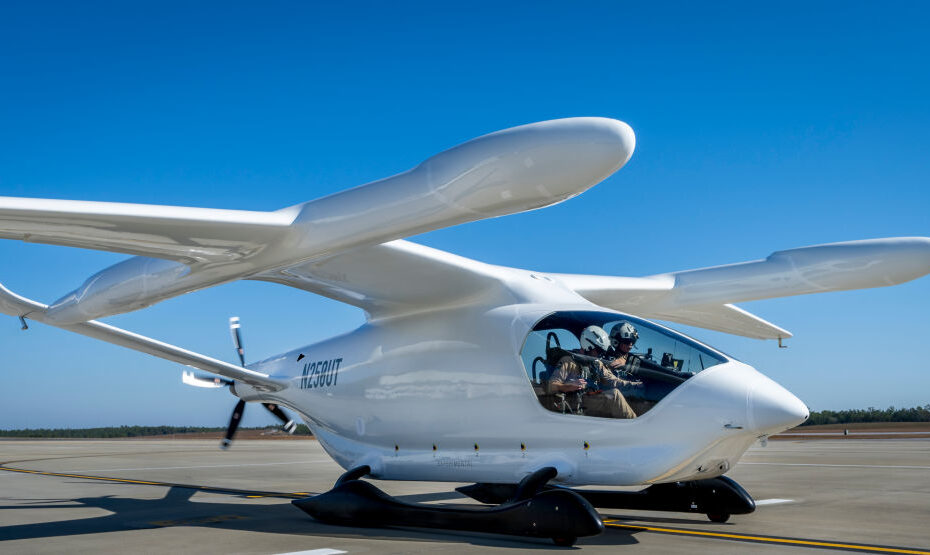 La tripulación del Alia de BETA Technologies realiza comprobaciones previas al vuelo de su aeronave el 7 de noviembre en la Base Aérea de Eglin, Florida. La aeronave realizó su primer vuelo oficial de prueba viajando a Tyndall AFB y de vuelta recargando y luego volando de nuevo. (Foto de la Fuerza Aérea de EE.UU./Samuel King Jr.)