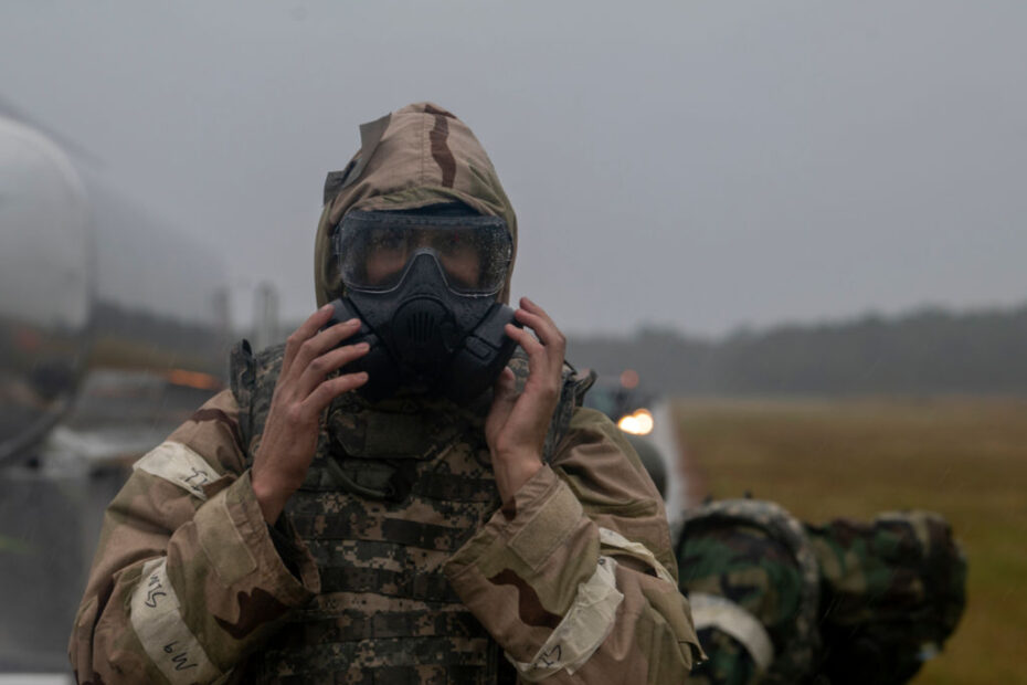 El sargento David Walker, jefe del equipo de carga de armas del 74º Escuadrón de Generación de Cazas de la Fuerza Aérea de EE.UU., se coloca una máscara antigás en el campo de tiro de Avon Park, Florida, el 15 de noviembre de 2023. Durante un ICT, las tripulaciones experimentadas pueden recargar municiones y repostar un avión en menos de media hora. (Foto de la Fuerza Aérea de EE.UU. por el aviador de primera clase Leonid Soubbotine)