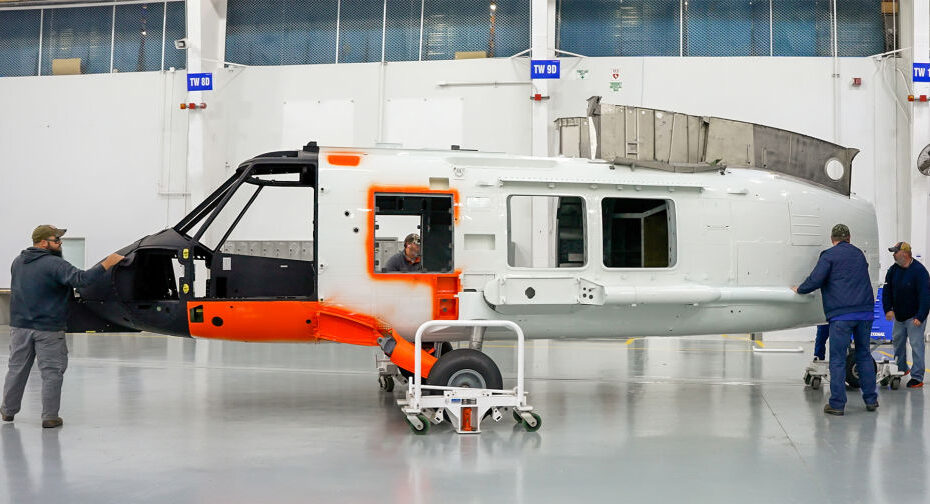 Sikorsky entrega el primer fuselaje de reemplazo del helicóptero MH-60T Jayhawk a la Guardia Costera de EE.UU. el 30 de noviembre como parte de un programa de extensión de la vida útil de la flota MH-60T. ©Lockheed Martin