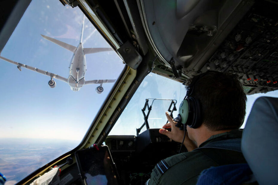 El teniente de vuelo Lukasz Wijacha pilota un avión C-17A Globemaster III del Escuadrón nº 36 durante un reabastecimiento en vuelo con un KC-30A MRTT del Escuadrón nº 3 3 durante el Ejercicio Global Dexterity 23-1. ©Defense Australia