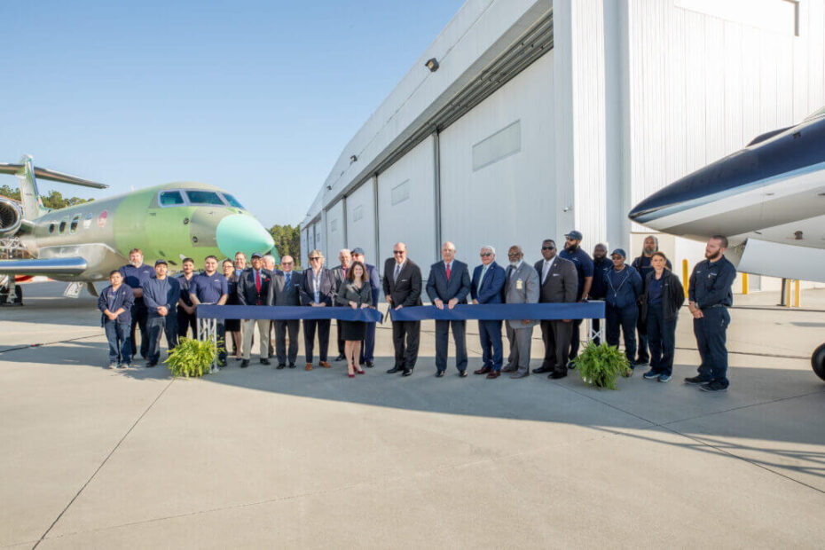 Funcionarios cortan la cinta en una ceremonia para celebrar la ampliación de unas instalaciones de Gulfstream en Savannah, Georgia. Foto de Gulfstream