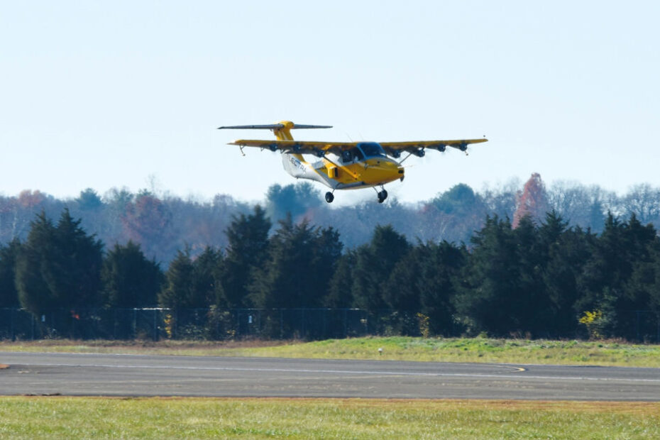 El EL-2 Goldfinch de Electra despega en su primer vuelo híbrido, el 19 de noviembre de 2023. (Foto: John Langford/Electra)