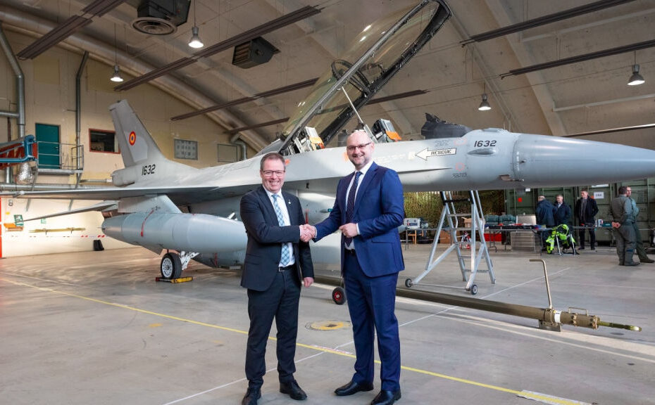 El ministro de Defensa, Bjørn Arild Gram, felicita al embajador de Rumanía, Cristian Bădescu, delante de uno de los tres F-16 entregados hoy a Rumanía en la base aérea de Rygge. Foto: Onar Digernes Aase / Defensa Noruega