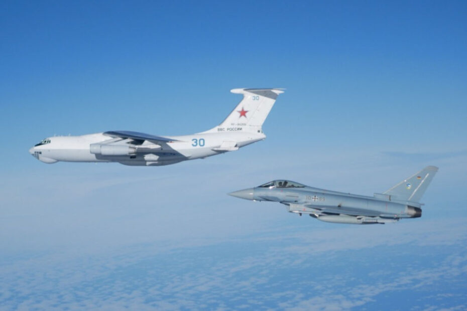 "Los cazas de la OTAN están de servicio las 24 horas del día, listos para intervenir en caso de vuelos sospechosos o no anunciados cerca del espacio aéreo de nuestros Aliados. La vigilancia aérea es una forma importante en que la OTAN proporciona seguridad a nuestros Aliados", declaró el portavoz en funciones de la OTAN, Dylan White. Foto de la Fuerza Aérea Alemana.