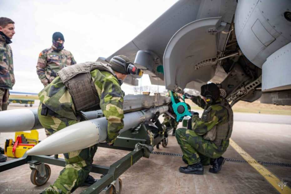 Ejemplo práctico ACE 1 - Técnicos suecos armando un avión Rafale francés durante un despliegue ACE en febrero de 2023. Foto cortesía del Estado Mayor Conjunto francés.