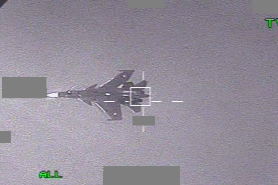 La OTAN vigila estrechamente la actividad aérea cerca de sus fronteras, y si es necesario alerta y lanza sus aviones de combate para identificar visualmente huellas de radar desconocidas, como este caza ruso el 6 de diciembre. Foto cortesía de las Fuerza Aérea Belga.