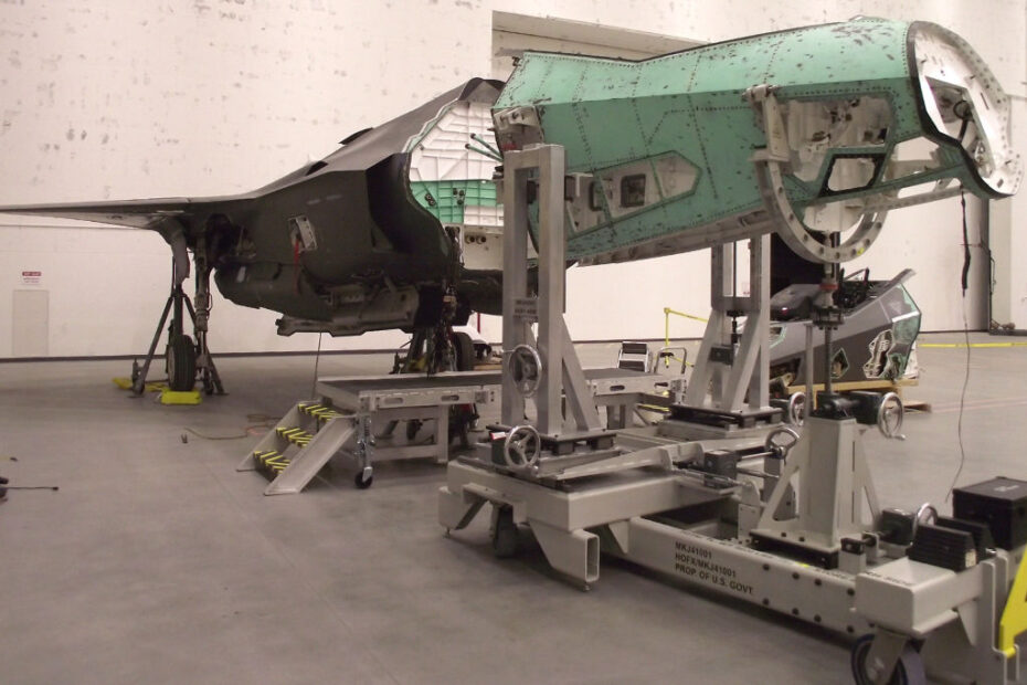 En octubre de 2023, un nuevo sistema de mantenimiento Mobil Maintenance System soporta la sección de morro donada de un F-35A Lightning II recuperado que se utiliza como entrenador de reparación de daños de batalla de aeronaves en la base aérea de Hill, Utah. El MMS se creó para desacoplar y volver a acoplar secciones de la aeronave durante un proyecto de reconstrucción total de un F-35A siniestrado por parte de la Oficina del Programa Conjunto del F-35, con el objetivo de restaurar la aeronave a un estado de vuelo operativo completo. (Foto de cortesía de la Fuerza Aérea de EE.UU.)