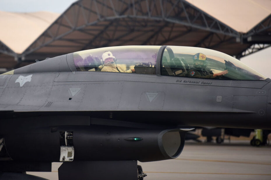 Aviadores estadounidenses y sus familias dan la bienvenida a Papá Noel a su llegada en un caza F-16 Fighting Falcon a la Base Conjunta de la Guardia Nacional McEntire, Carolina del Sur, el 2 de diciembre de 2023. Los niños de Swamp Fox hablaron con Papá Noel, jugaron y decoraron galletas con la Sra. Claus. (Foto de la Guardia Nacional Aérea de EE.UU. por la sargento técnico Mackenzie Bacalzo)