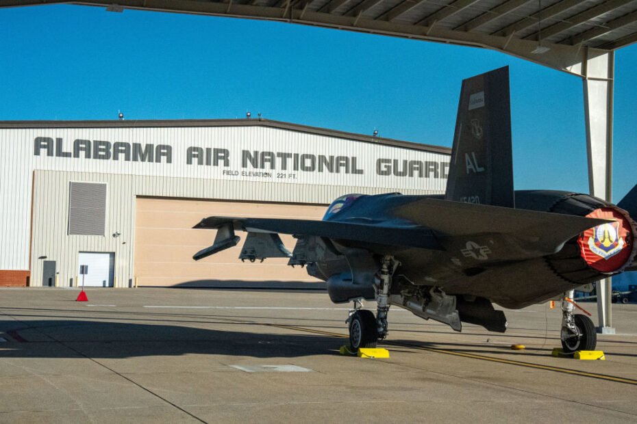 Un F-35 Lightning II estacionado en la línea de vuelo en Dannelly Field el 6 de diciembre de 2023. La 187ª Ala de Caza recibió los tres primeros F-35 de Luke AFB, Arizona, y comenzará la transición a su nueva misión. Foto de la ANG por 1er Teniente Michael Luangkhot