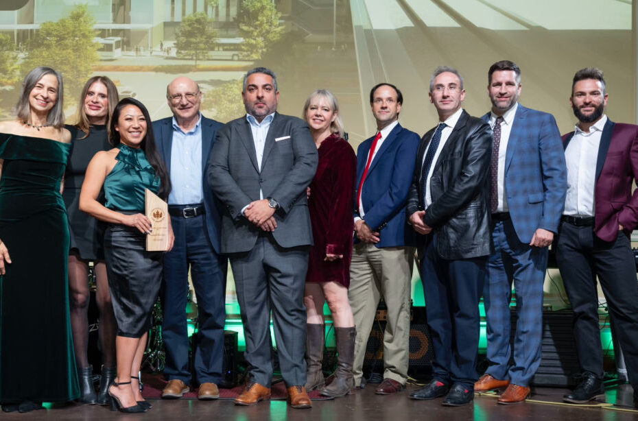 La Directora Ejecutiva Adjunta de Servicios Compartidos de LAWA, Crystal Lee, acepta el premio al Mérito en el Diseño Energético y Operativo del Carbono de USGBC-LA por las Instalaciones ConRAC de LAX junto a miembros del equipo del proyecto. Fotografía de Ling Luo. Cortesía de Los Angeles World Airports y U.S. Green Building Council Los Angeles.