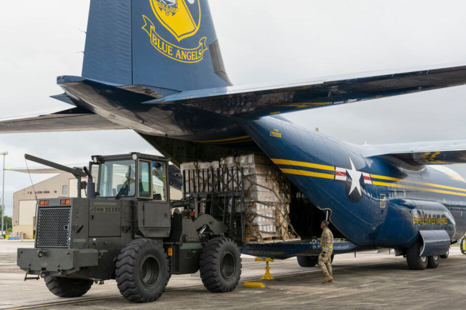 Un aviador del Ala 156 opera un montacargas para descargar paletas de madera de un C-130J Hércules "Fat Albert" asignado al Escuadrón de Demostración de Vuelo de los Ángeles Azules de la Marina de los Estados Unidos, en el aeródromo del Ala 156, Base Muñiz de la Guardia Nacional Aérea, Carolina, Puerto Rico, 15 de diciembre de 2023. Los Ángeles Azules de la Marina de los EE.UU. participaron en una campaña con Toys for Tots, que impactó a las comunidades de toda la Isla en un esfuerzo por distribuir más de 25.000 juguetes a los niños locales durante la temporada navideña. (Foto de la Guardia Nacional Aérea de EE.UU. por la aviadora de primera clase Victoria Jewett)