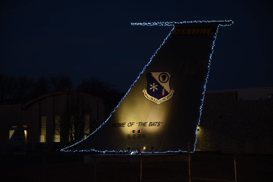 La cola de un KC-135 de la Fuerza Aérea de EE.UU. expuesto estáticamente en la Guardia Nacional Aérea de Iowa, en Sioux City, Iowa, está decorada para Navidad. Cada año, la estructura de 25 pies de altura se cubre de luces y saluda a los miembros de la unidad a su llegada al trabajo cada oscura mañana de diciembre. Foto de la Guardia Nacional Aérea de EE.UU. Sargento Mayor Vincent De Groot