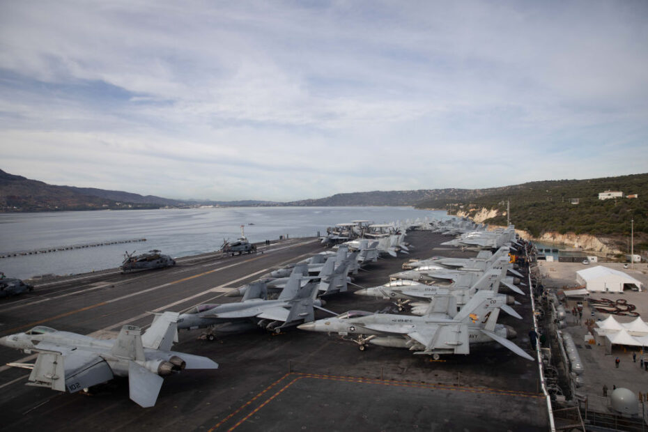 El portaaviones más grande del mundo USS Gerald R. Ford (CVN 78) llega a la bahía de Souda, Grecia, el 2 de diciembre de 2023. El Gerald R. Ford se encuentra en Souda Bay, Creta, para una visita programada al puerto. Los EE.UU. mantienen fuerzas desplegadas, listas y posicionadas para disuadir la agresión y apoyar la seguridad y la estabilidad en todo el mundo. (Foto de la Marina de los EE.UU. por el Especialista en Comunicación de Masas de 2ª Clase Jacob Mattingly)