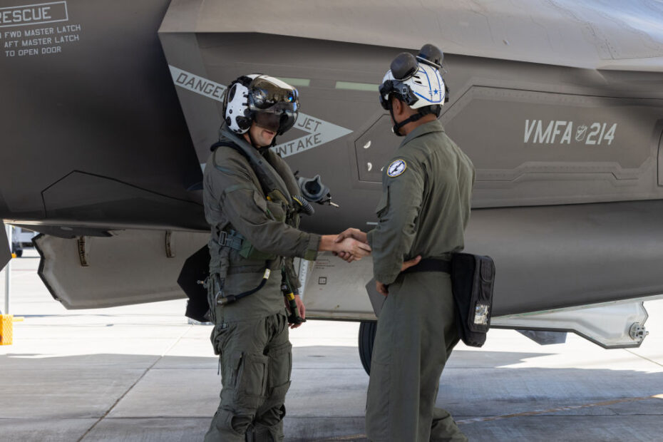 El mayor Brandon Wiedower, a la izquierda, piloto del F-35B Lightning II del Escuadrón de Cazas de Ataque de la Infantería de Marina (VMFA) 214, Grupo de Aeronaves de la Infantería de Marina 13, 3ª Ala de Aeronaves de la Infantería de Marina, y el sargento Marcus Santana, mecánico de fuselaje del Escuadrón de Cazas de Ataque de la Infantería de Marina (VMFA) 214, MAG-13, se dan la mano antes de un vuelo de entrenamiento de supresión de la defensa aérea enemiga durante el ejercicio Steel Knight 23.2 en la Estación Aérea del Cuerpo de Marines de Yuma, Arizona, el 5 de diciembre de 2023. El entrenamiento SEAD aumenta la capacidad de los pilotos de cazas de quinta generación para entrar en combate en primer lugar, atacar objetivos en lo más profundo de un sistema de defensa aérea enemigo y permitir ataques de seguimiento por parte de plataformas de armas de apoyo. Steel Knight 23.2 es un ejercicio de tres fases diseñado para entrenar a la I Fuerza Expedicionaria de Marines en la planificación, despliegue y mando y control de una fuerza conjunta contra una fuerza de combate adversaria par o casi par y mejorar las capacidades existentes de fuego real y maniobra de la Fuerza Aérea Terrestre de Marines. (Foto del Cuerpo de Marines de EE.UU. por el cabo Jade K. Venegas)