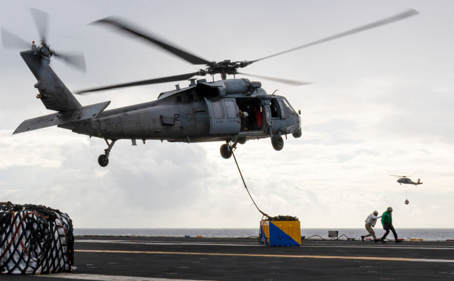 Un MH-60S Sea Hawk, asignado a los "Caballeros Negros" del Escuadrón de Helicópteros de Combate Marítimo (HSC) 4, transporta carga a la cubierta de vuelo del portaaviones de clase Nimitz USS Carl Vinson (CVN 70) durante un reabastecimiento en el mar con el buque de carga seca de clase Lewis y Clark USNS Wally Schirra (T-AKE-8). El Vinson, buque insignia del Carrier Strike Group ONE, está desplegado en la zona de operaciones de la 7ª Flota de EE.UU. en apoyo de un Indo-Pacífico libre y abierto. (Foto de la Marina de los EE.UU. por el Especialista en Comunicación de Masas de 2ª Clase Isaiah B Goessl)