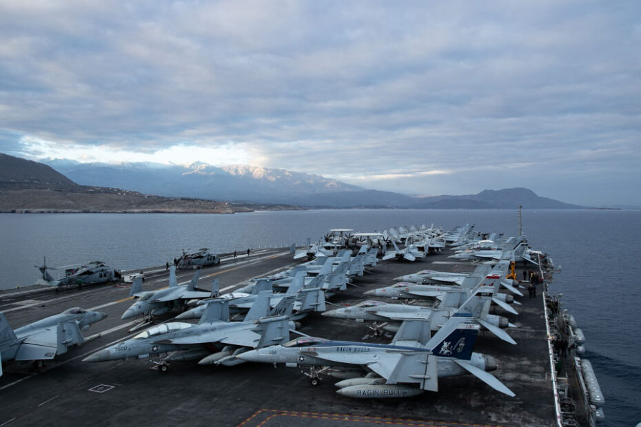 El portaaviones más grande del mundo USS Gerald R. Ford (CVN 78) se acerca a la bahía de Souda, Grecia, para una visita programada al puerto, 26 de diciembre de 2023. Los EE.UU. mantienen fuerzas desplegadas, listas y posicionadas para disuadir la agresión y apoyar la seguridad y la estabilidad en todo el mundo. (Foto de la Marina de los EE.UU. por el Especialista en Comunicación de Masas de 2ª Clase Triniti Lersch)