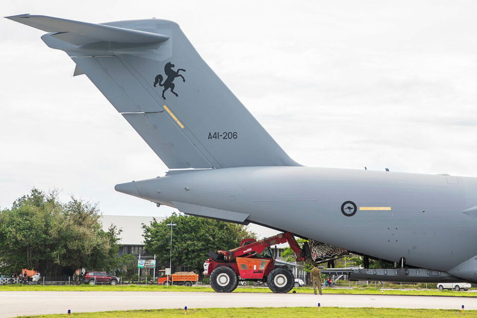 Descarga de material de desactivación de explosivos de un C-17A Globemaster III de la Real Fuerza Aérea Australiana durante la operación "Render Safe", en Nauru.©Defensa Australia