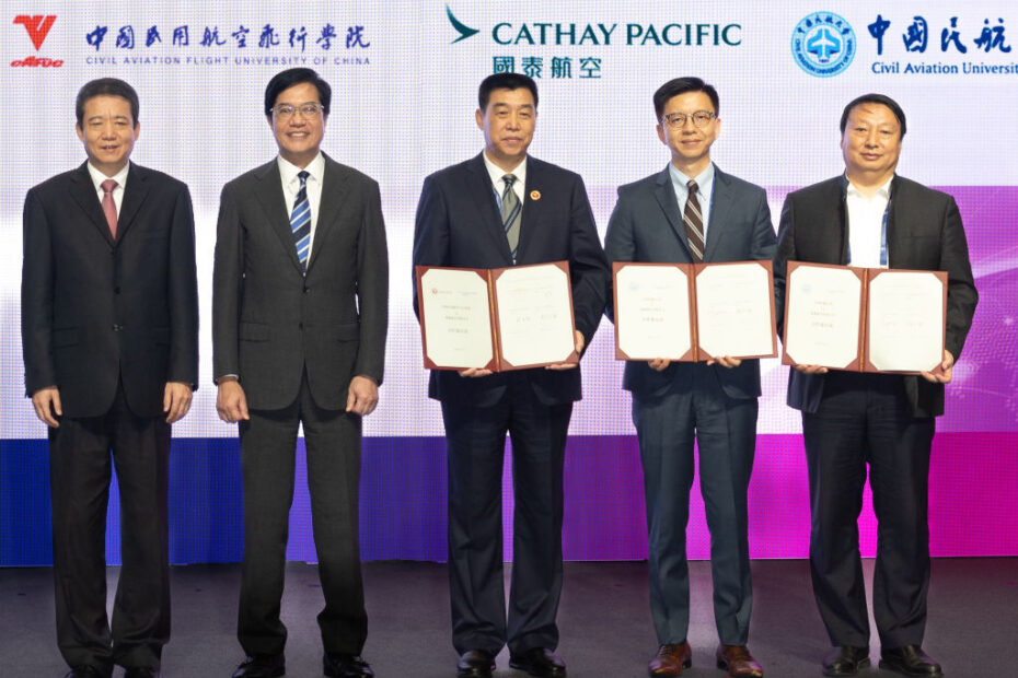 Presenciado por el Subsecretario de Finanzas del Gobierno de la Región Administrativa Especial de Hong Kong, Michael Wong (segundo por la izquierda), y el Administrador Adjunto de la Administración de Aviación Civil de China (CAAC), Cui Xiaofeng (primero por la izquierda), el Consejero Delegado de Cathay Group, Ronald Lam (segundo por la derecha), intercambió los memorandos de acuerdo con el Presidente de la CAUC, Ding Shuiting (primero por la derecha), y el Presidente de la CAFUC, Guan Lixin (tercero por la izquierda). ©Cathay Pacific