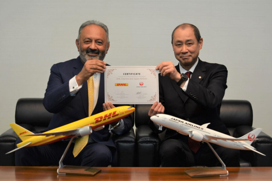 (De izquierda a derecha) Tony Khan, Presidente y Director Representante de DHL Japón y Yuichiro Kito, Director Ejecutivo de Carga y Correo de Japan Airlines