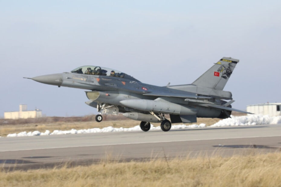 Por primera vez, los F-16 turcos prestan apoyo a la vigilancia aérea reforzada de la OTAN en el sur; en 2021, se desplegaron en Polonia para la vigilancia aérea reforzada del norte. Fotografía por cortesía de la Fuerza Aérea turca.