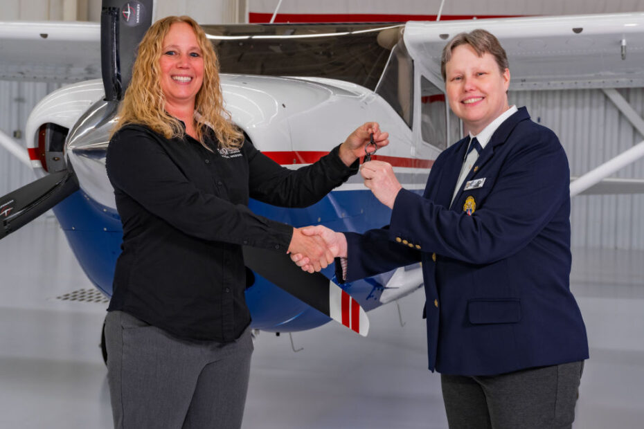 Stacie Townsend, Vicepresidenta de Gestión de Programas de Misiones Especiales de Textron Aviation, entrega las llaves al General de Brigada Regena Aye, Vicecomandante Nacional de la Patrulla Aérea Civil (Foto: Business Wire)