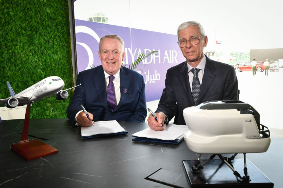 Peter Bellew, Director de Operaciones de Riyadh Air, y Nick Leontidis, Presidente del Grupo de Aviación Civil de CAE, firman el acuerdo para dos Boeing 787 FFS y un Boeing 787 FTD en el Salón Aeronáutico de Dubai. ©CAE