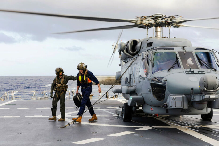 El tripulante de cabina Matthew Parry escolta al Sr. Liam Glackin desde el helicóptero MH-60R embarcado en el HMAS Brisbane mientras realiza una evacuación de la isla Willis, frente a la costa de Queensland. ©Defense Australia