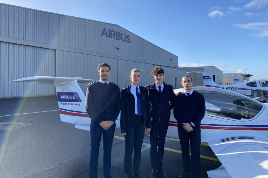Cadetes de Airbus Flight Academy con su instructor de vuelo delante de un Elixir ©Airbus