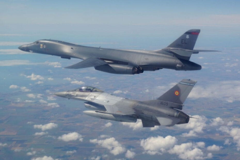 Los F-16 rumanos están firmemente integrados en las medidas de disuasión y defensa de la OTAN, por ejemplo durante las misiones combinadas de la Bomber Task Force con los B-1B de la Fuerza Aérea de EE.UU.. Foto cortesía del Ministerio de Defensa rumano.