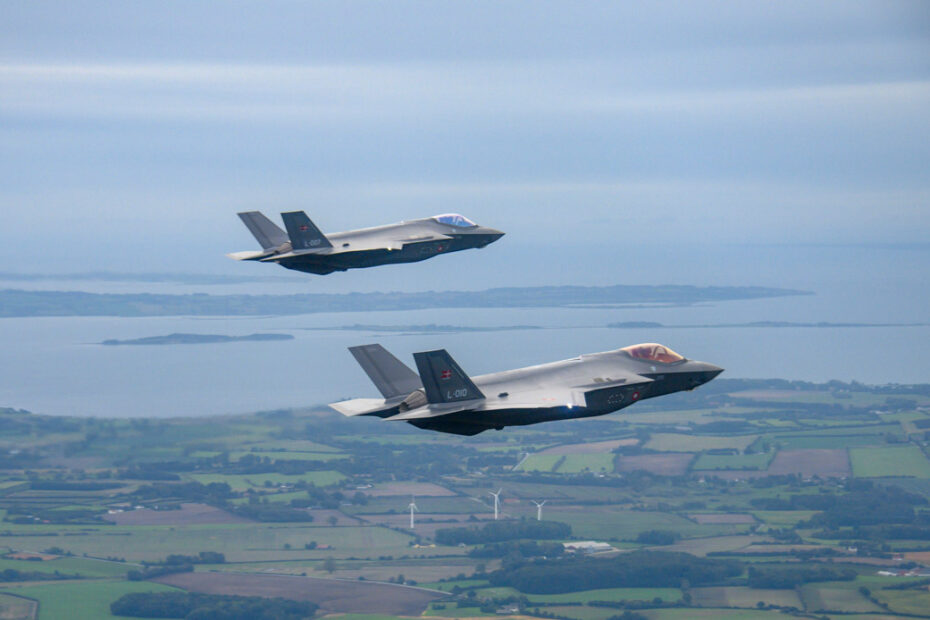 Dos F-35 daneses con números de cola L-007 y L-010 sobrevuelan Dinamarca. Foto de: Defensa de Dinamarca