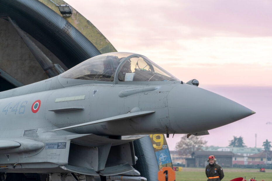 A los Eurofighters italianos se unieron reactores turcos y estadounidenses y medios de la Marina y el Ejército italianos para llevar a cabo ejercicios de entrenamiento conjuntos en un entorno de vuelo real. Fotografía por cortesía del DACCC.