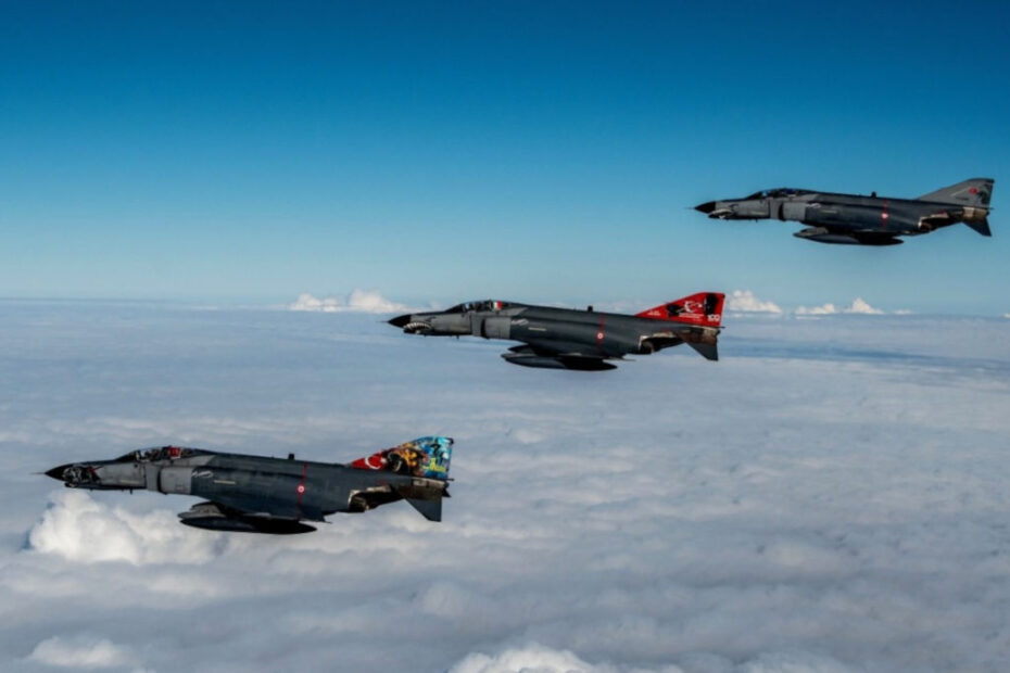 Aviones de combate F-4E de la Fuerza Aérea Turca simularon aproximaciones al área de responsabilidad de la batería española PATRIOT cerca de Adana. Foto de archivo de la Fuerza Aérea Turca.