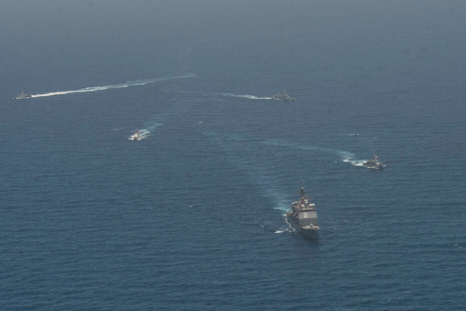 El crucero de misiles guiados USS Vella Gulf (CG 72), el patrullero costero USS Thunderbolt (PC 12), el patrullero de la Guardia Costera USCGC Monomoy (WPB 1326), y los patrulleros de la Armada de Kuwait KNS Istiqlal (P5702) y KNS Al-Garoh (P3725), operan en formación durante Eager Defender 21 en el Golfo Arábigo, el 8 de junio. Eager Defender 21 es el punto culminante de una serie de ejercicios bilaterales entre Kuwait y las fuerzas navales de EE.UU., centrado en la mejora de las capacidades mutuas y la interoperabilidad en las operaciones de seguridad marítima. (Foto de la Marina de los EE.UU. por el Especialista en Comunicación de Masas de 2ª Clase Dean M. Cates)