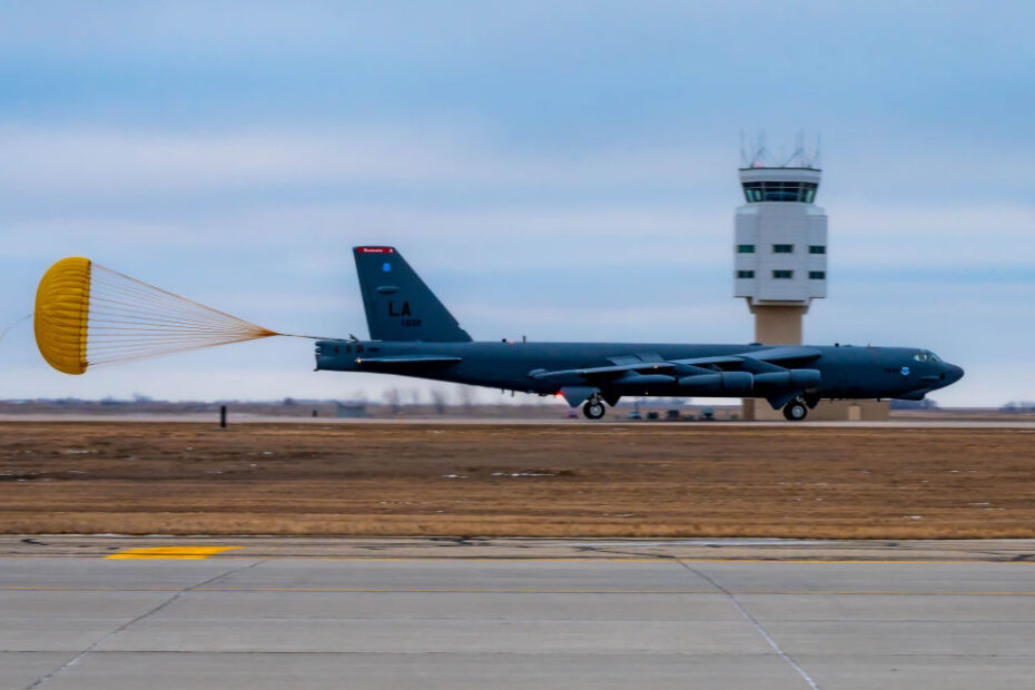 Un B-52H Stratofortress asignado al 96º Escuadrón de Bombarderos de la Base Aérea de Barksdale, La., aterriza en la línea de vuelo en apoyo del Ejercicio Prairie Vigilance/Bayou Vigilance 24-2 en la Base Aérea de Minot, N.D., el 4 de enero de 2024. El Mando de Ataque Global de la Fuerza Aérea mantiene una capacidad estratégica creíble que mejora la disuasión de amenazas a los Estados Unidos, sus aliados y socios. (Foto de la Fuerza Aérea de EE.UU. por el aviador superior Alexander Nottingham)