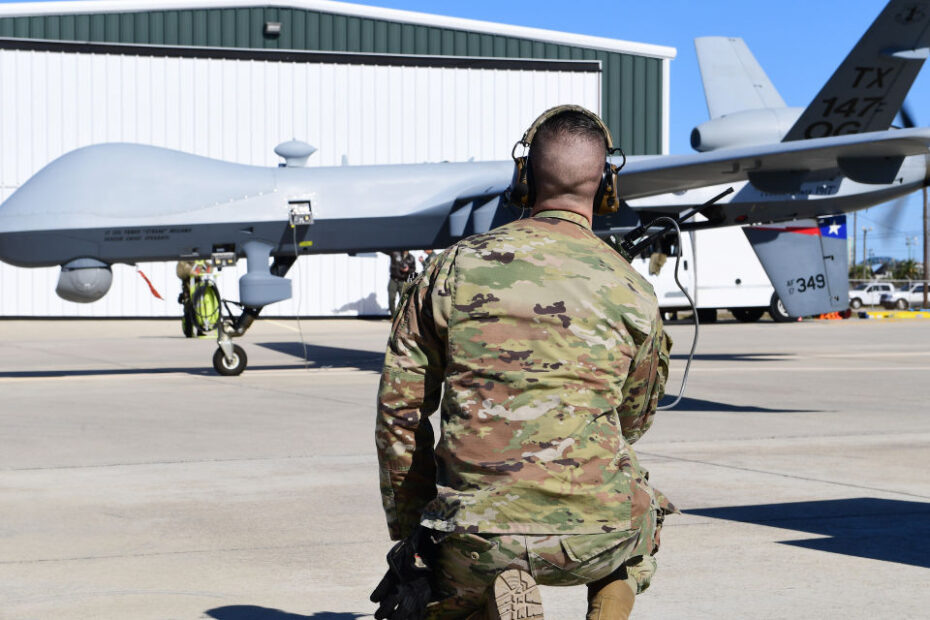 Un miembro de la Guardia Nacional Aérea de Texas del Escuadrón de Mantenimiento de Aeronaves del Ala de Ataque 147 observa cómo un MQ-9 Reaper se prepara para rodar en el Aeropuerto Internacional de Scholes en Galveston, Texas, 10 de enero de 2024. El ala probó operaciones de lanzamiento y recuperación de satélites como parte de su enfoque del concepto de Empleo Ágil de Combate. Foto de la ANG por Sean Cowher