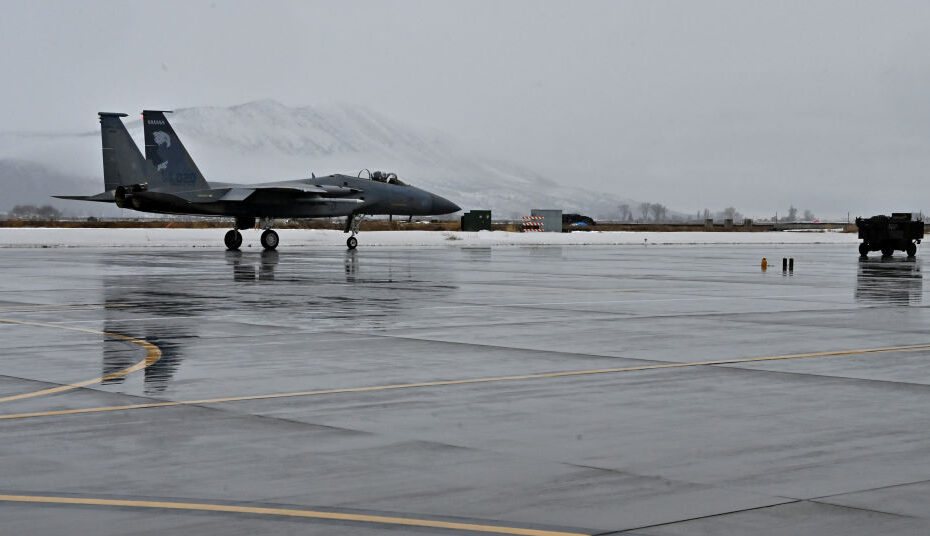 El capitán de la Fuerza Aérea de EE.UU. Andrew Marshall, piloto del F-15C en el 550º Escuadrón de Caza, hace rodar su avión F-15C sobre una pista mojada por la lluvia en una fría mañana de enero antes de despegar hacia un campo de tiro cercano para un entrenamiento de mejora, el 18 de enero de 2024 en Kingsley Field en Klamath Falls, Oregón. Él y otro piloto son los dos últimos que recibirán la habilitación de Piloto Instructor del F-15C en la transición de la Fuerza Aérea del venerable fuselaje al F-35. (Foto de la Guardia Nacional Aérea de EE.UU. por el sargento mayor Jefferson Thompson)