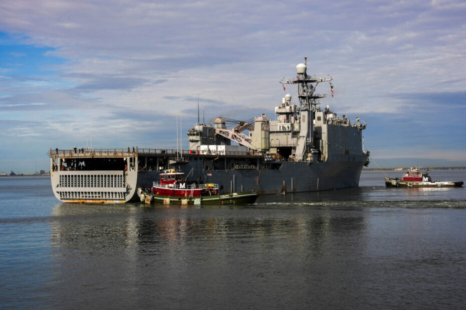 El buque de desembarco USS Gunston Hall zarpa de la Estación Naval de Norfolk, Virginia, iniciando las operaciones del Ejercicio Steadfast Defender 24, el 24 de enero de 2024. El mayor ejercicio de la OTAN en décadas demostrará la capacidad de la alianza para desplegar fuerzas rápidamente con el fin de reforzar la defensa de Europa. Imagen: Departamento de Defensa de Estados Unidos