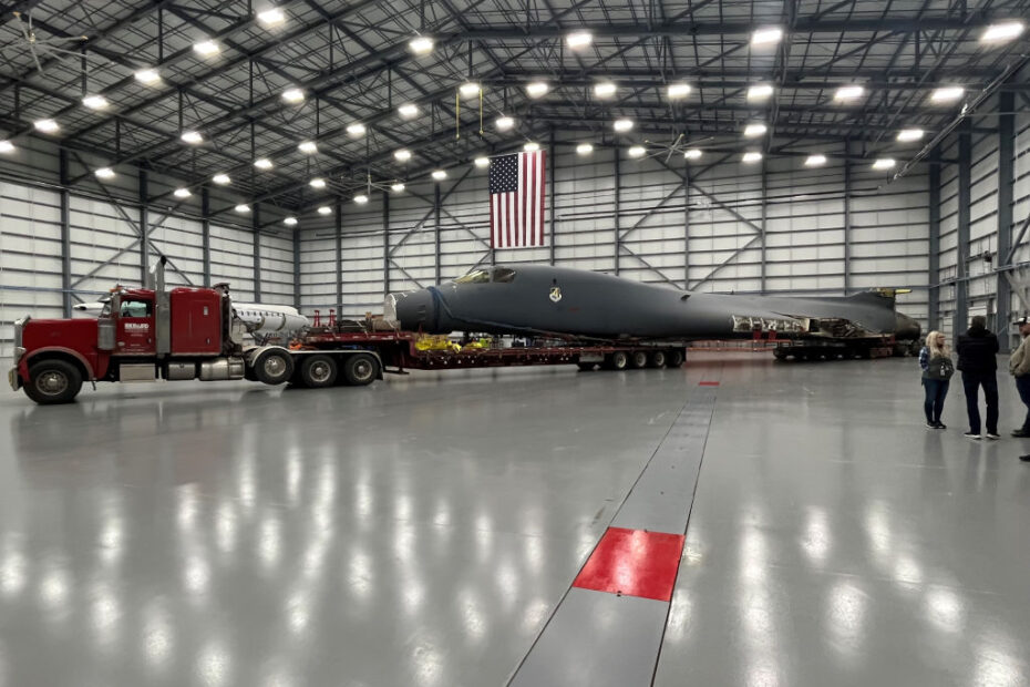 Un B-1B retirado llega a Wichita para crear un gemelo digital Un B-1B Lancer se detiene en su destino final dentro de un hangar del Instituto Nacional de Investigación Aeronáutica de la Universidad Estatal de Wichita en Wichita, Kansas, tras realizar un viaje por carretera de cuatro días desde la Base Aérea de Dyess, Texas, el 27 de enero de 2024. El bombardero se utilizará para crear un gemelo digital, lo que permitirá un mayor estudio y posibles mejoras de la flota de B-1. El B-1 es uno de los varios fuselajes que se están examinando y cartografiando virtualmente para crear gemelos digitales, como parte de una asociación con el NIAR y el Centro de Gestión del Ciclo de Vida de las Fuerzas Aéreas. (Foto de cortesía)