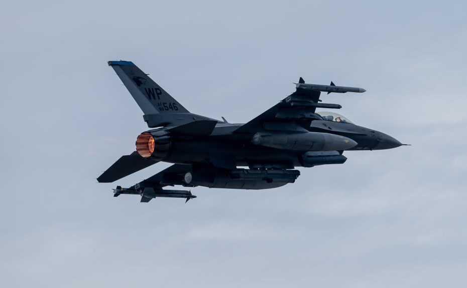 Un F-16 Fighting Falcon de la Fuerza Aérea de los Estados Unidos asignado al 35º Escuadrón de Caza despega en la Base Aérea de Kunsan, República de Corea, el 13 de diciembre de 2023. El 35º FS ejecuta operaciones de combate aéreo en apoyo de los intereses de EE.UU. y la República de Corea en el área de responsabilidad del Mando Indo-Pacífico. (Foto de la Fuerza Aérea de EE.UU. por el sargento Jovan Banks)