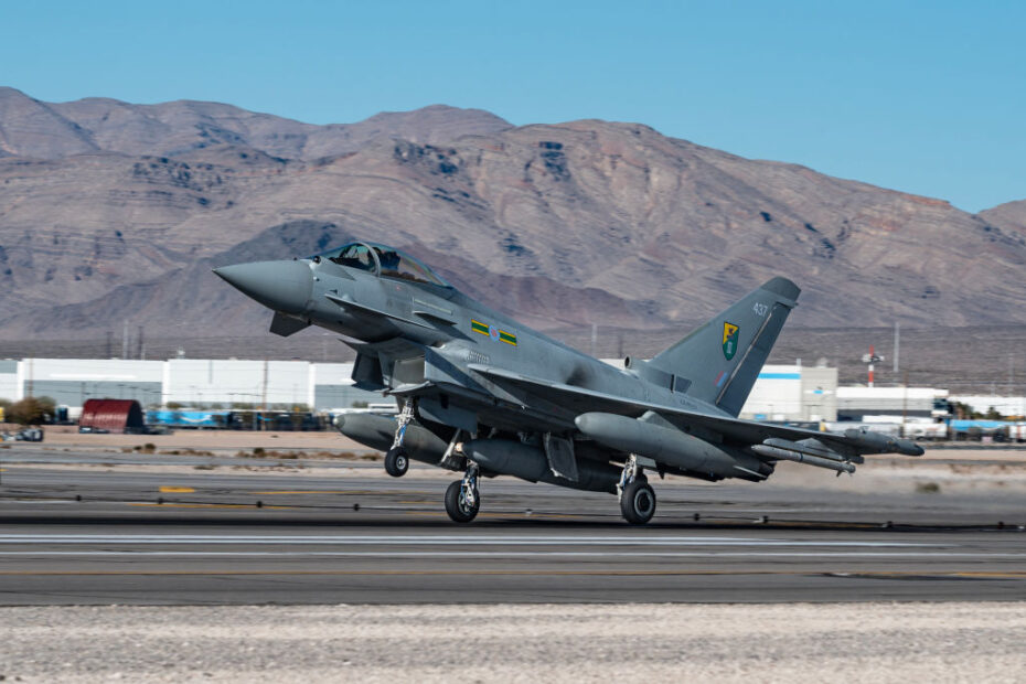 Un FGR-4 Typhoon de la Real Fuerza Aérea aterriza en la Base Aérea de Nellis, Nevada, el 10 de enero de 2024, como parte de los preparativos para Red Flag-Nellis 24-1. Los ejercicios Red Flag proporcionan a las tripulaciones aéreas la experiencia de múltiples e intensas salidas de combate aéreo en la seguridad de un entorno de entrenamiento. (Foto de la Fuerza Aérea de EE.UU. por William R. Lewis)