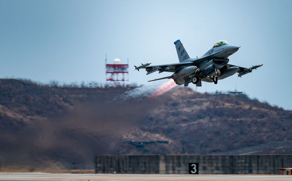 Un F-16 Fighting Falcon asignado al 35º Escuadrón de Cazas despega para una misión de empleo de combate ágil en la Base Aérea de Kunsan, República de Corea, 19 de enero de 2024. Los miembros del 35º FS y del 35º Escuadrón de Generación de Cazas participaron en una misión de ida y vuelta con la Base Aérea de Kadena para practicar los principios ACE. La 8ª Ala de Caza entrena rutinariamente los conceptos ACE, alineándose con las prioridades de combate de las Fuerzas Aéreas del Pacífico y manteniendo el ritmo de las amenazas en evolución. (Foto de la Fuerza Aérea de EE.UU. por el sargento Samuel Earick)